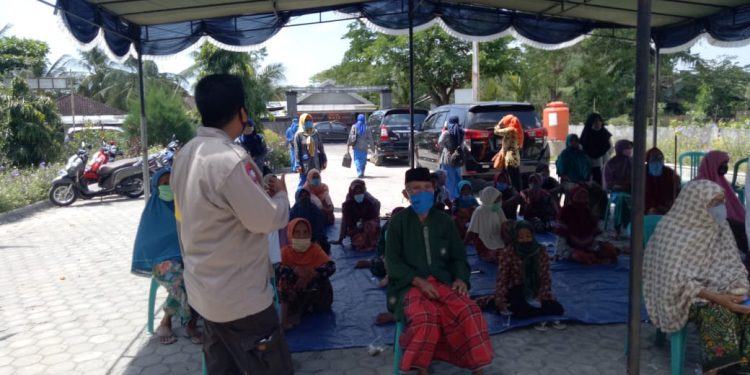 Bhabinkamtibmas Desa Senyiur Himbau Warga Terapkan Protokol Kesehatan